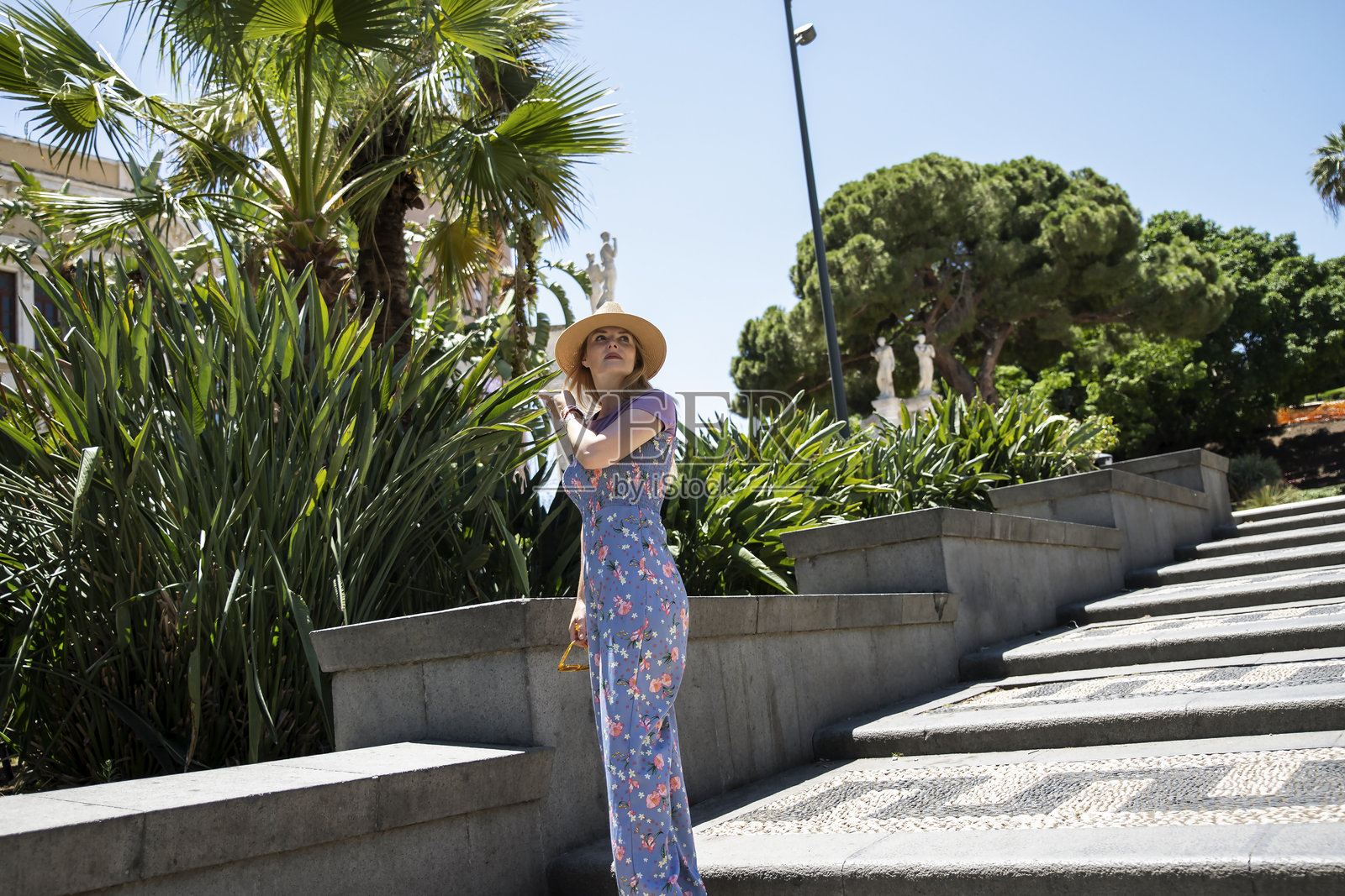 一名女子走在卡塔尼亚的绿色贝里尼公园里照片摄影图片