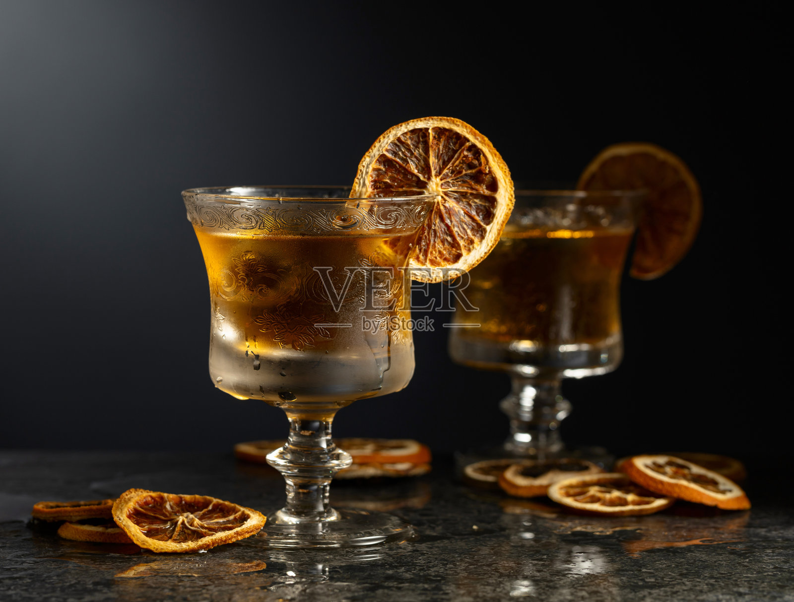 用朗姆酒或利口酒加冰的鸡尾酒。照片摄影图片