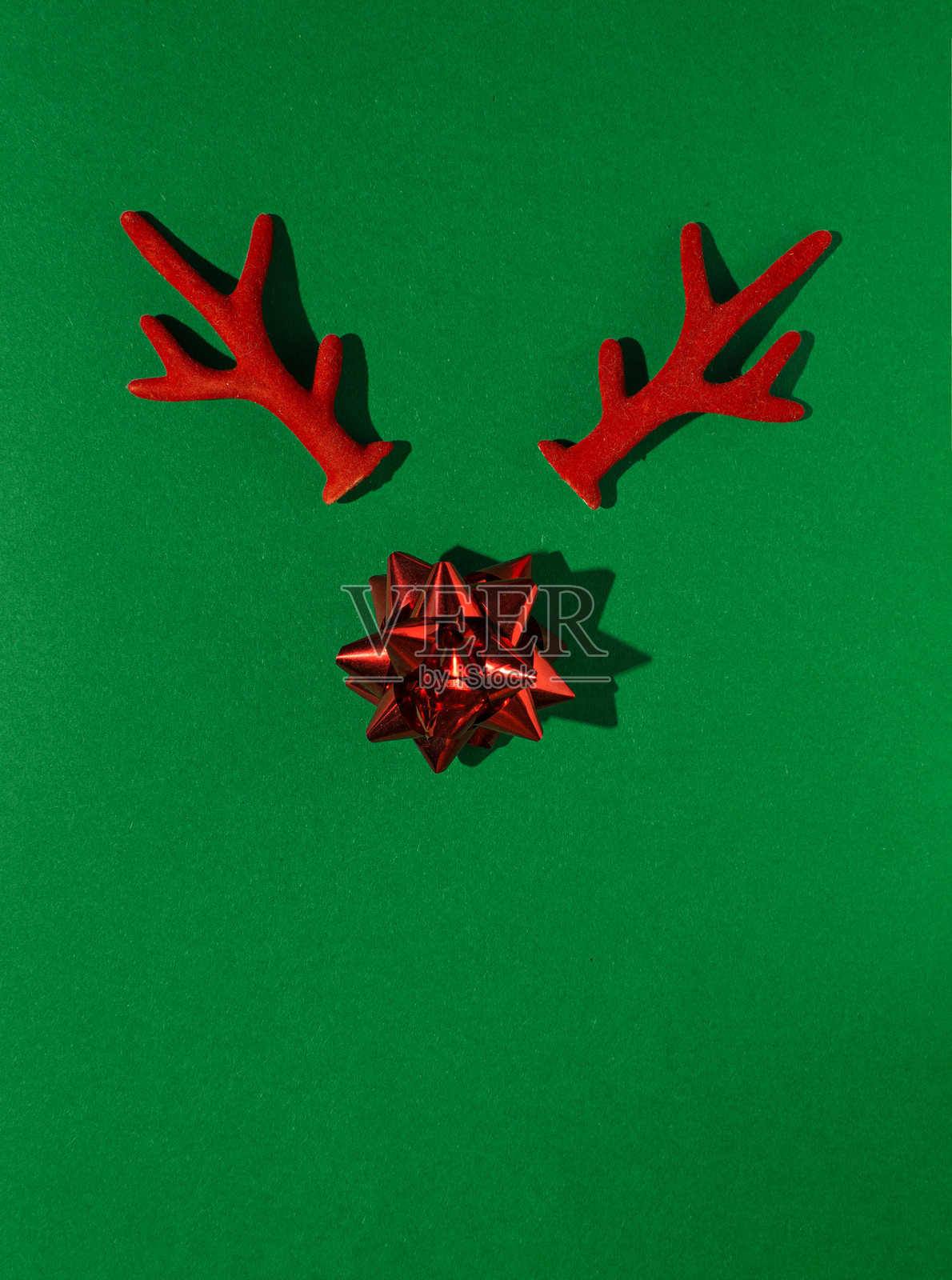 在传统的红绿调色板的极简主义圣诞构图照片摄影图片