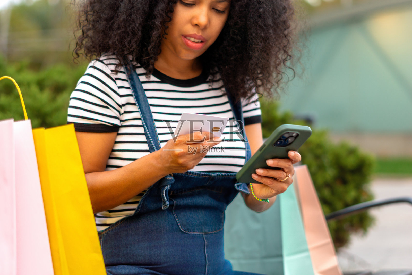 成熟的多种族女性在购物照片摄影图片