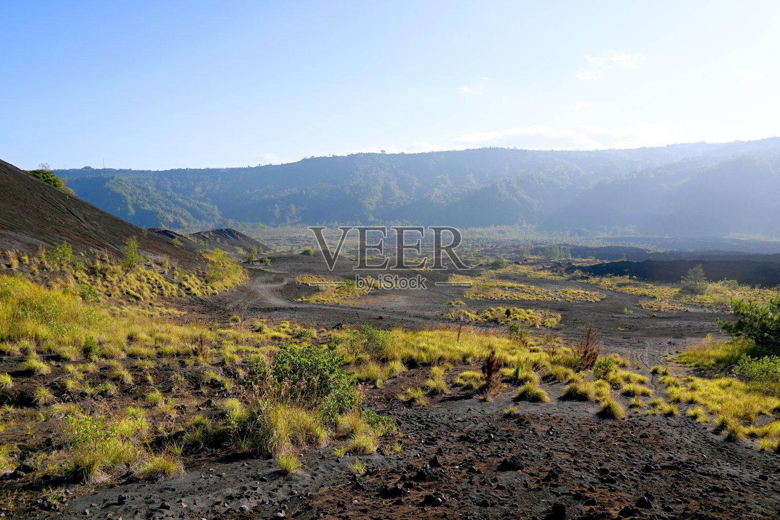 巴厘-印尼邦里摄政的巴图尔火山及其周围照片摄影图片