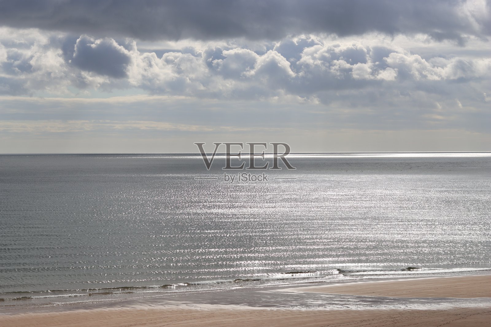 俯瞰波光粼粼的平静大海照片摄影图片