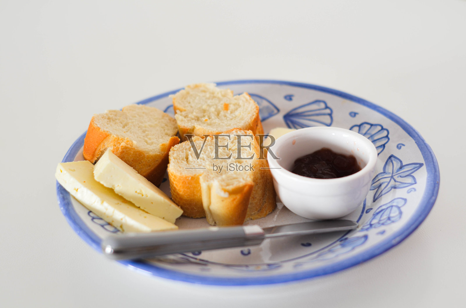 新鲜的面包,奶酪和果酱完美的零食盘照片摄影图片