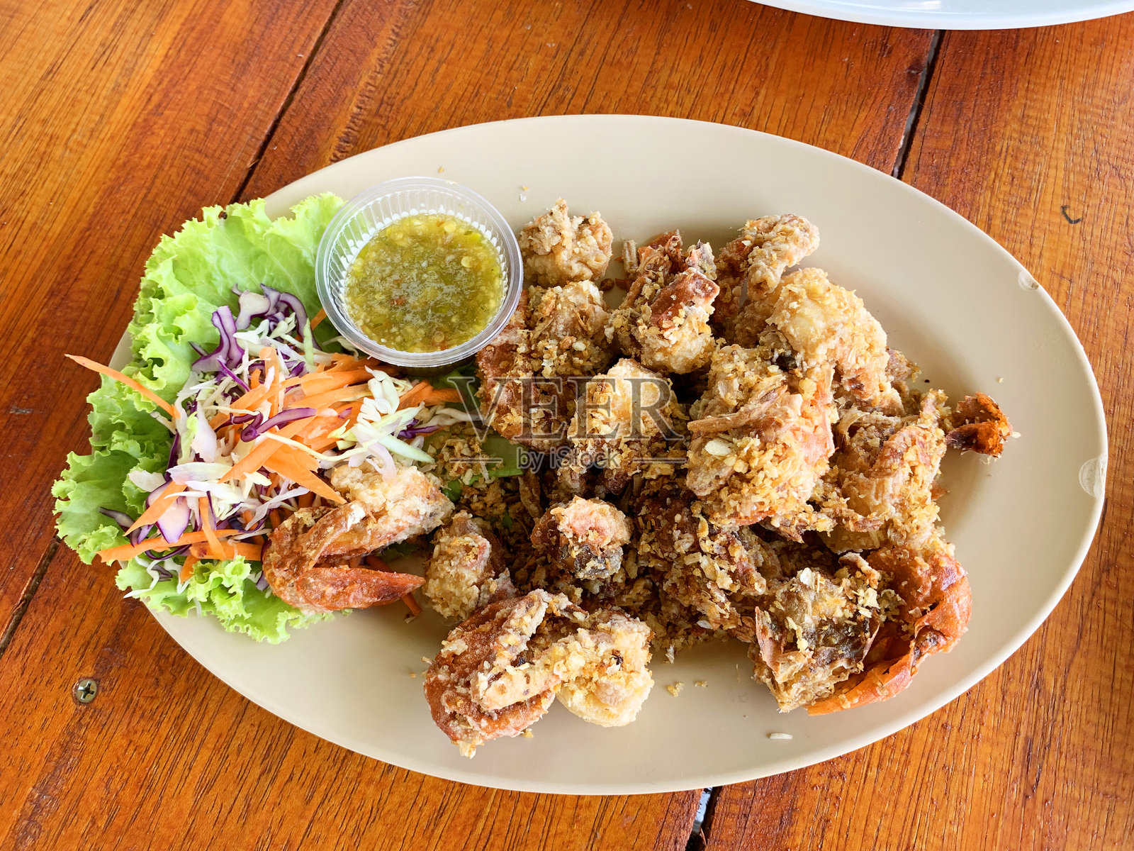 香蒜椒软壳蟹配海鲜蘸酱,用棕色塑料盘煎制照片摄影图片