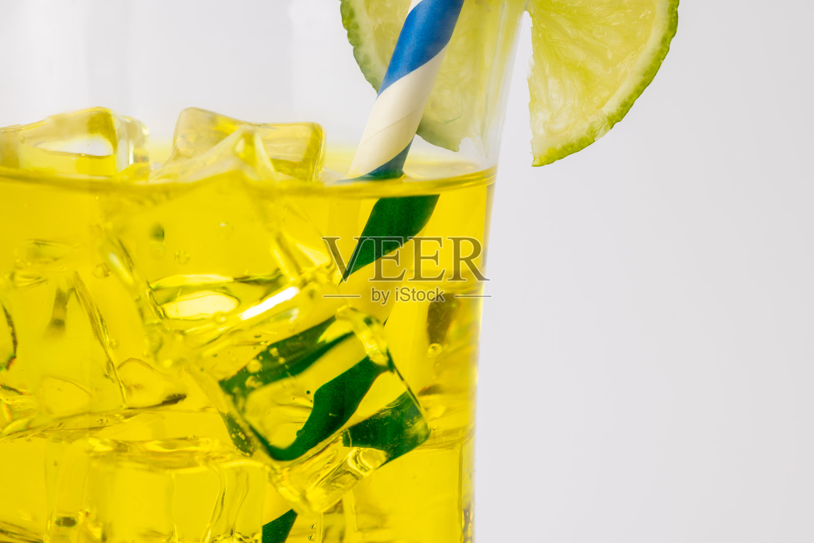 黄柠檬水加冰和柠檬片照片摄影图片