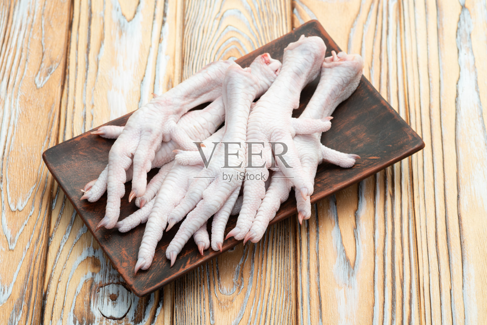 生鸡爪(爪)乡村背景俯视图照片摄影图片