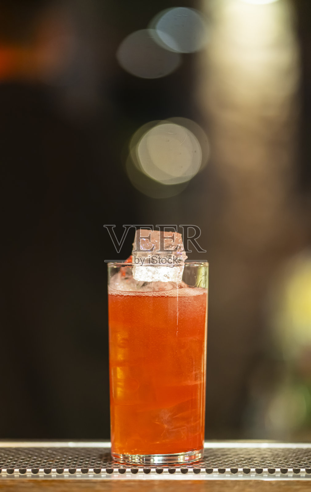 近距离的调酒师的手准备不含酒精的鸡尾酒照片摄影图片