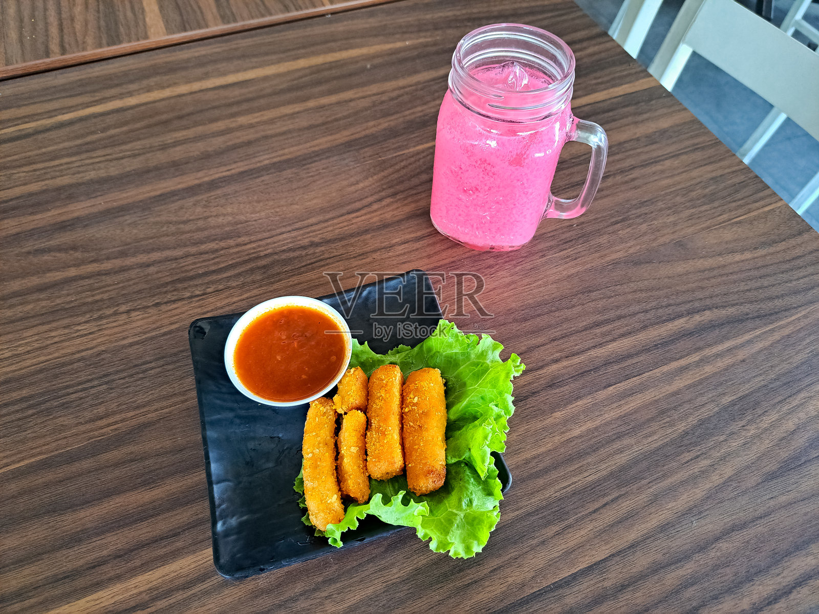 美味的鸡柳配生菜和番茄酱。雅库草莓薄荷杯。食物和饮料菜单。照片摄影图片