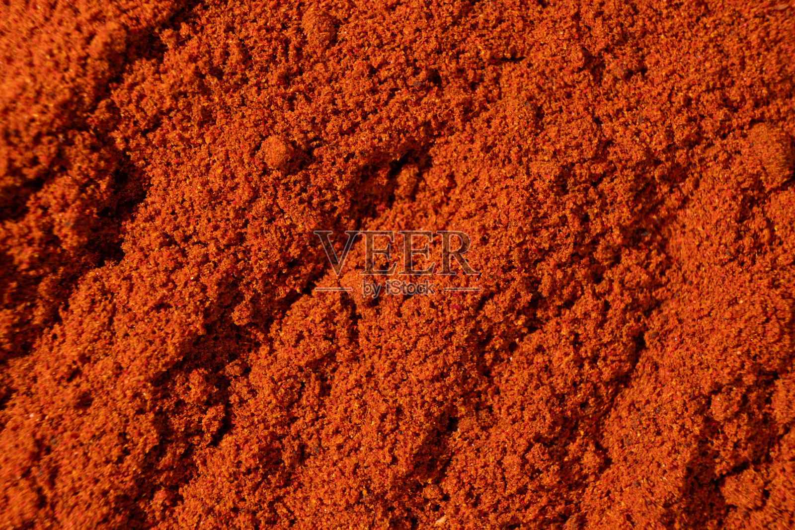 磨碎的辣椒粉,红色陶土香料背景,烹饪艺术。照片摄影图片
