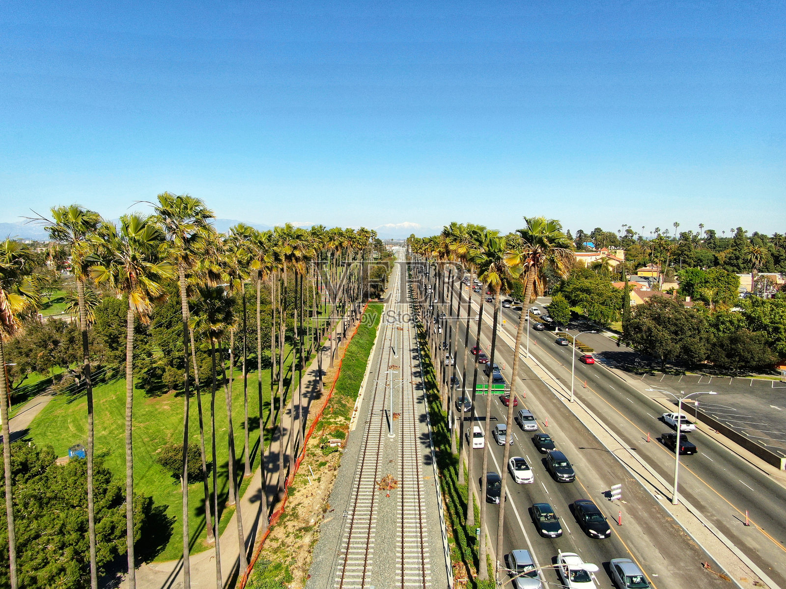 蓝天下树林中的高视角道路照片摄影图片