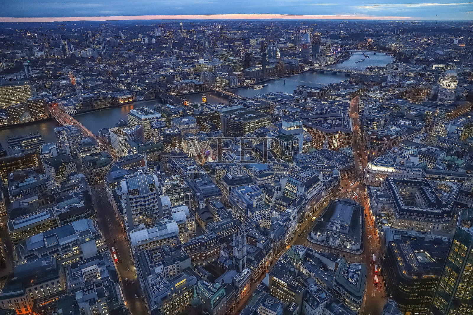 城市夜景的高视角照片摄影图片