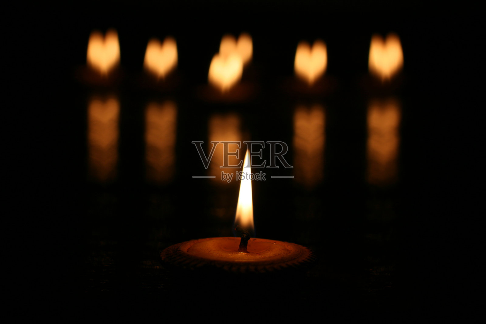 照亮的蜡烛特写照片摄影图片