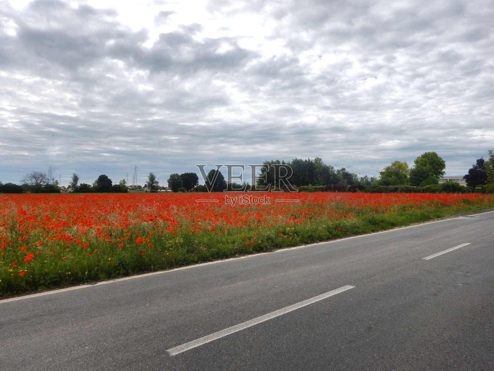 多云天空下的公路风景照片摄影图片