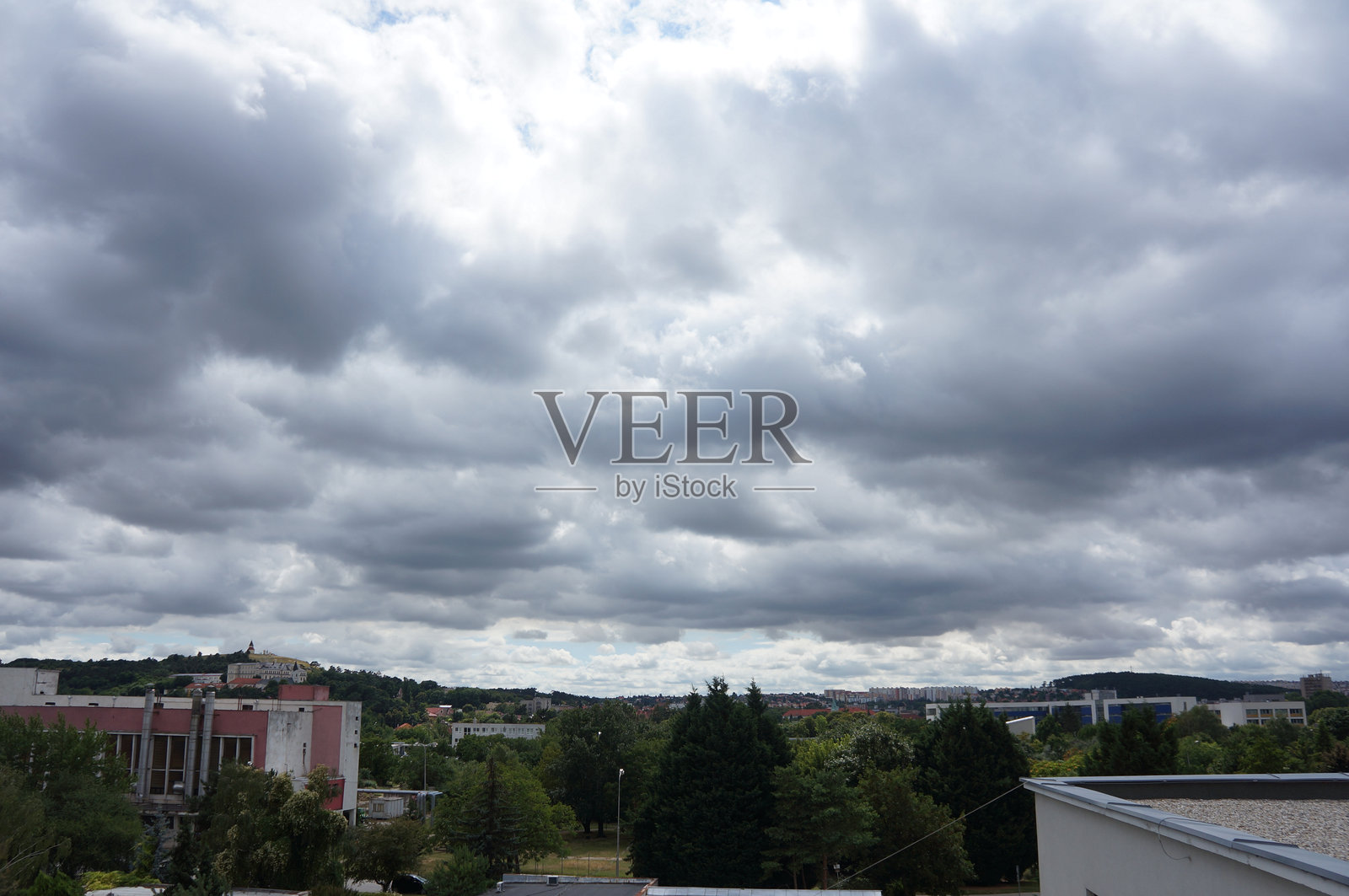 城市上空乌云密布照片摄影图片