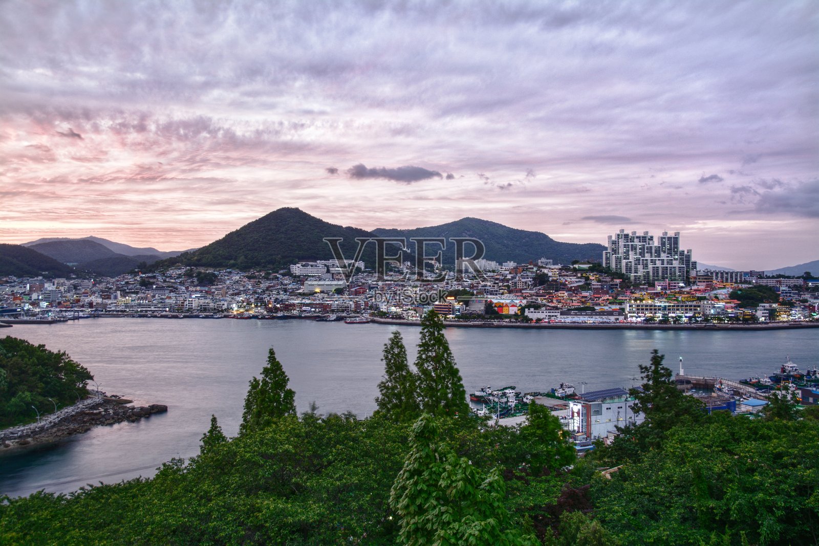 多云天空下的城市海景照片摄影图片