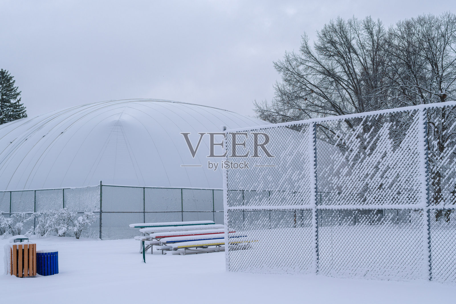 冬季风暴后的网球圆顶,肯宁公园,伯明翰,密歇根州。2023年1月照片摄影图片
