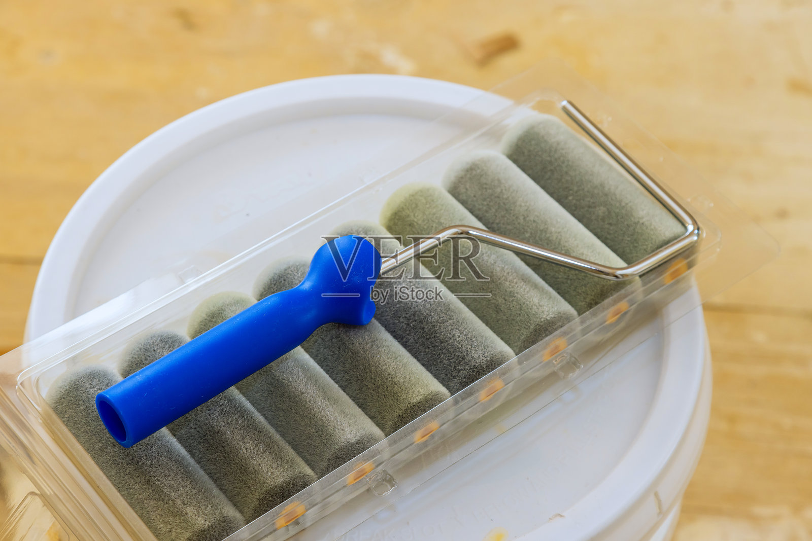 墙壁可以用有把手的滚轮涂漆照片摄影图片