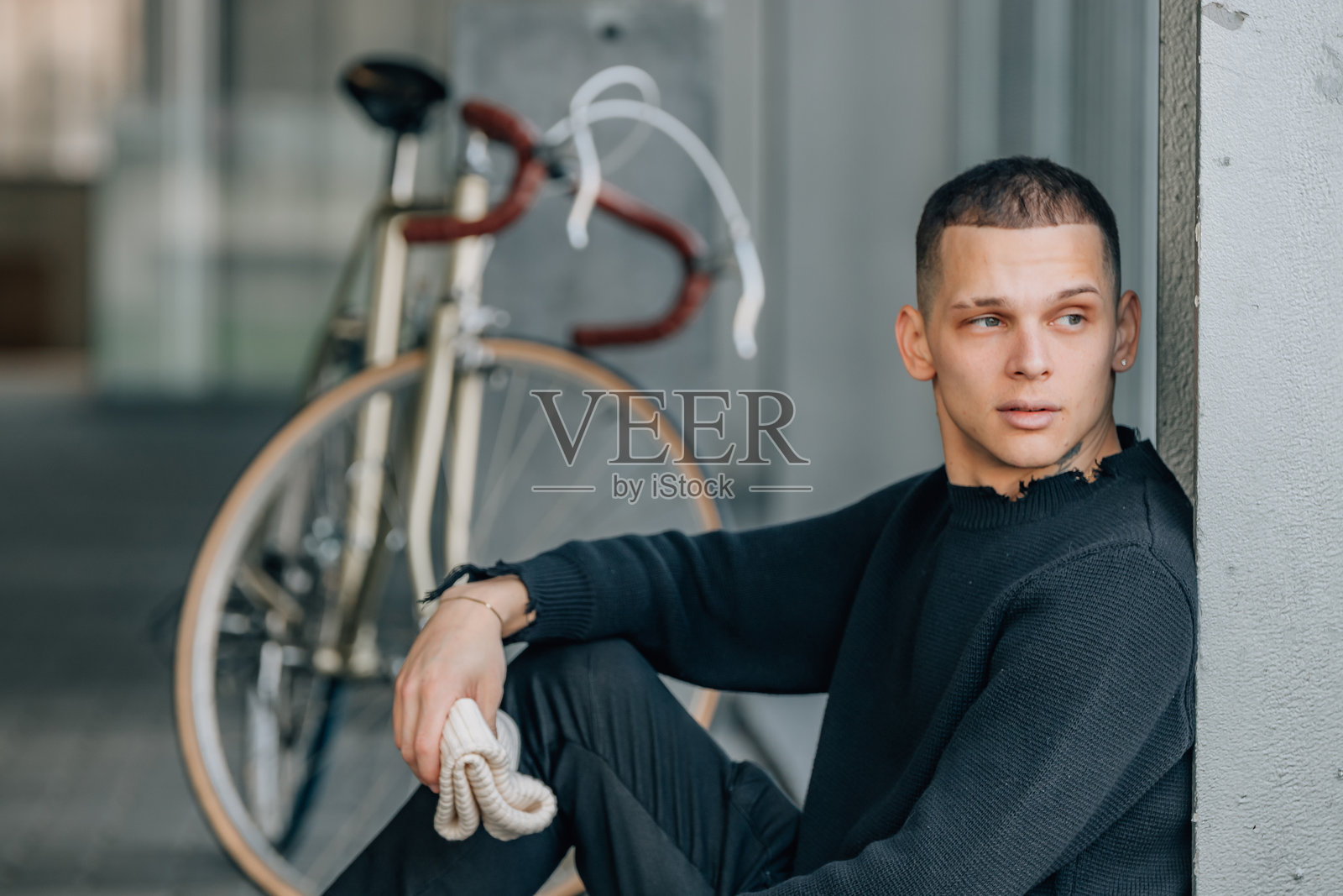 街上有一个骑自行车的年轻人照片摄影图片