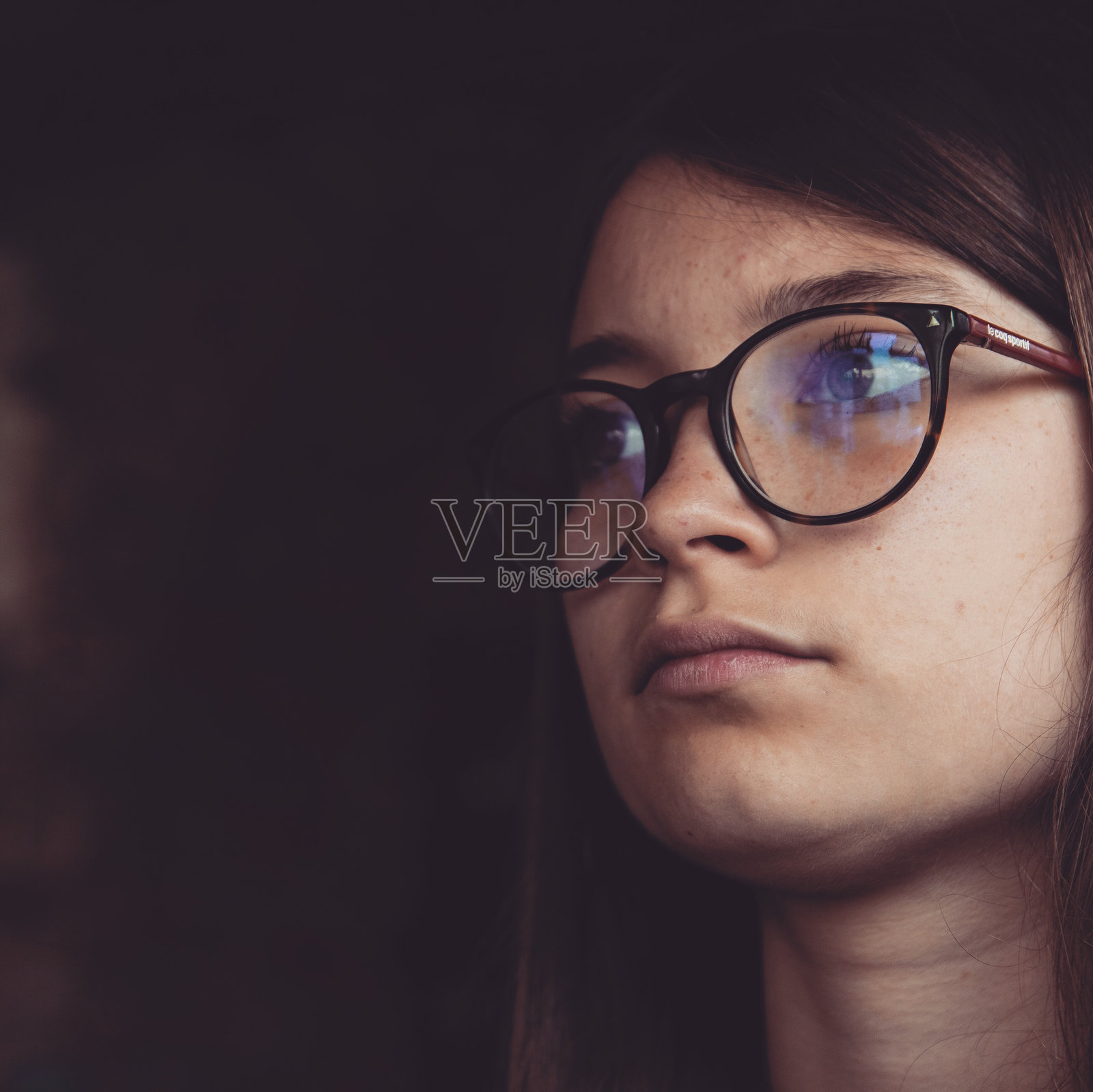 戴眼镜的体贴女孩特写照片摄影图片