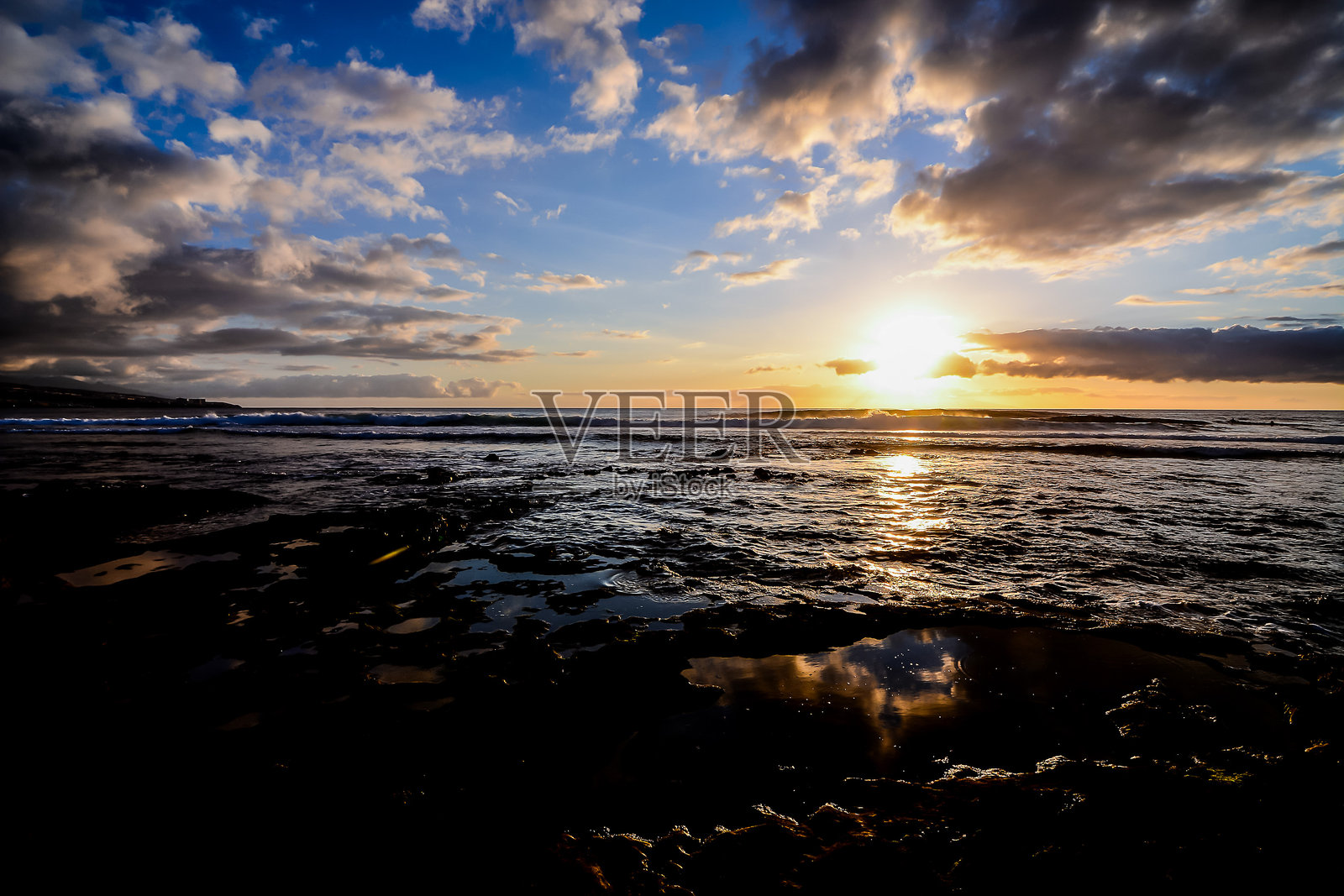 太阳在海上落下照片摄影图片