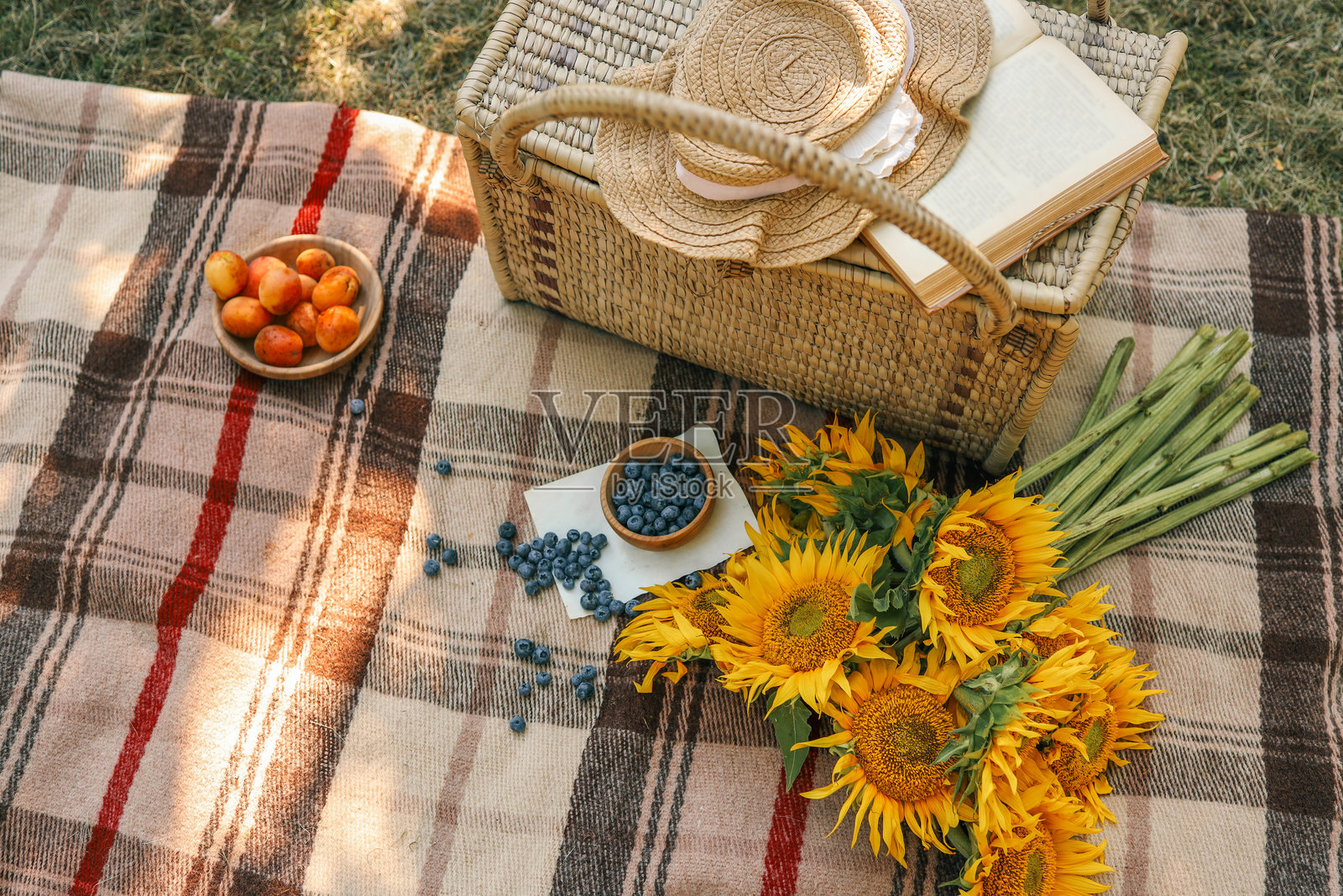 野餐篮,书和花园里的向日葵,夏日心情照片摄影图片