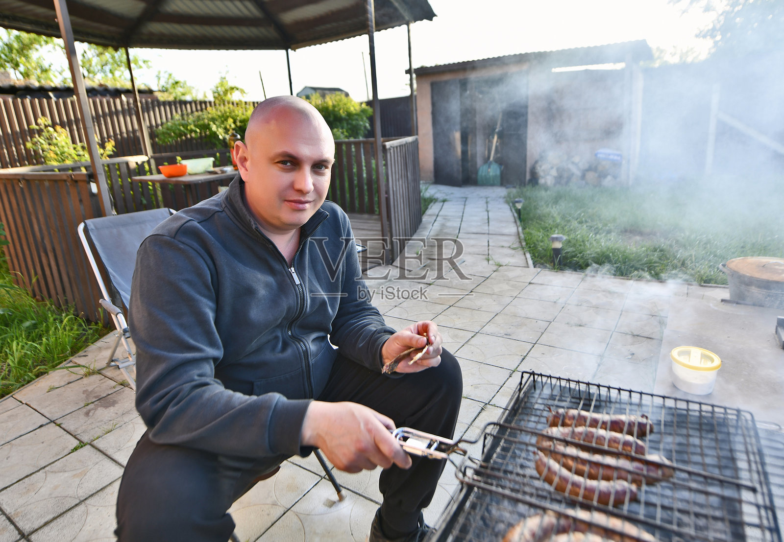一个男人在烤肉。照片摄影图片