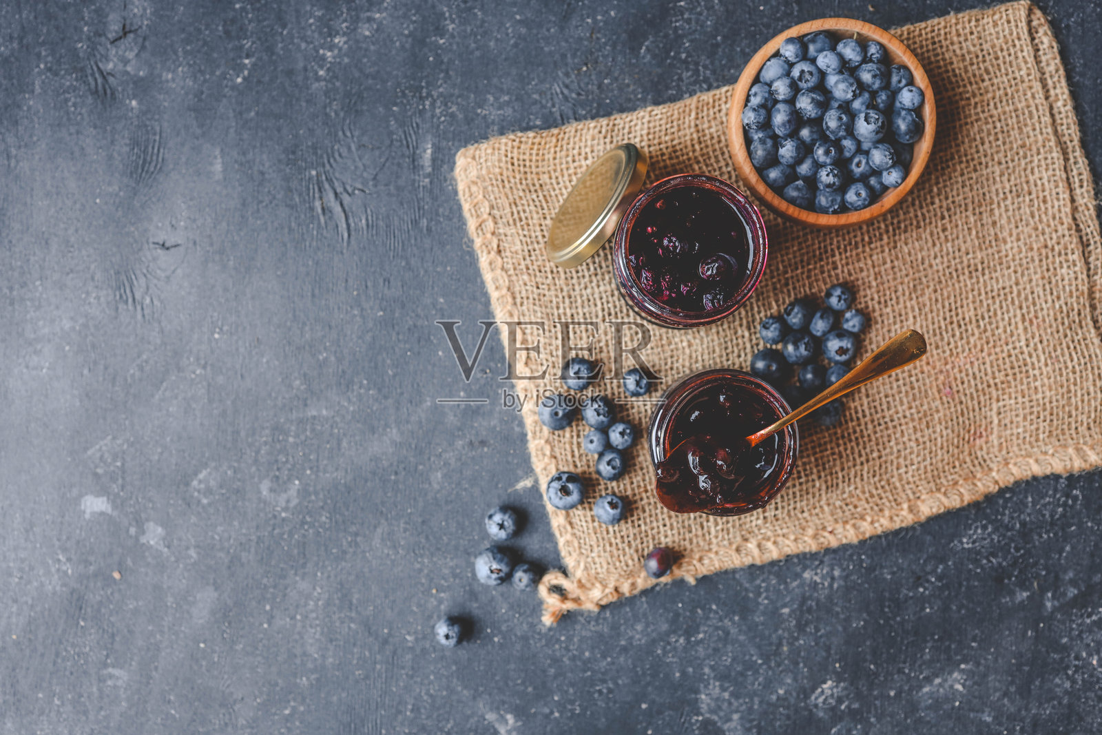 黑色背景的美味有机蓝莓果酱照片摄影图片