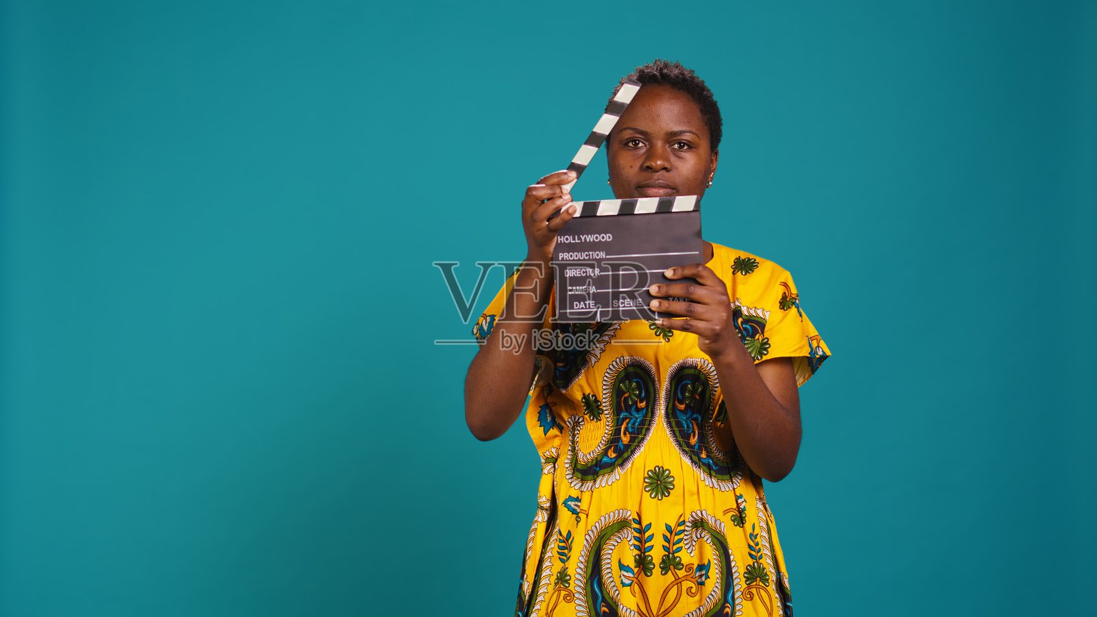 年轻的女电影制片人拍着拍摄板剪镜头照片摄影图片