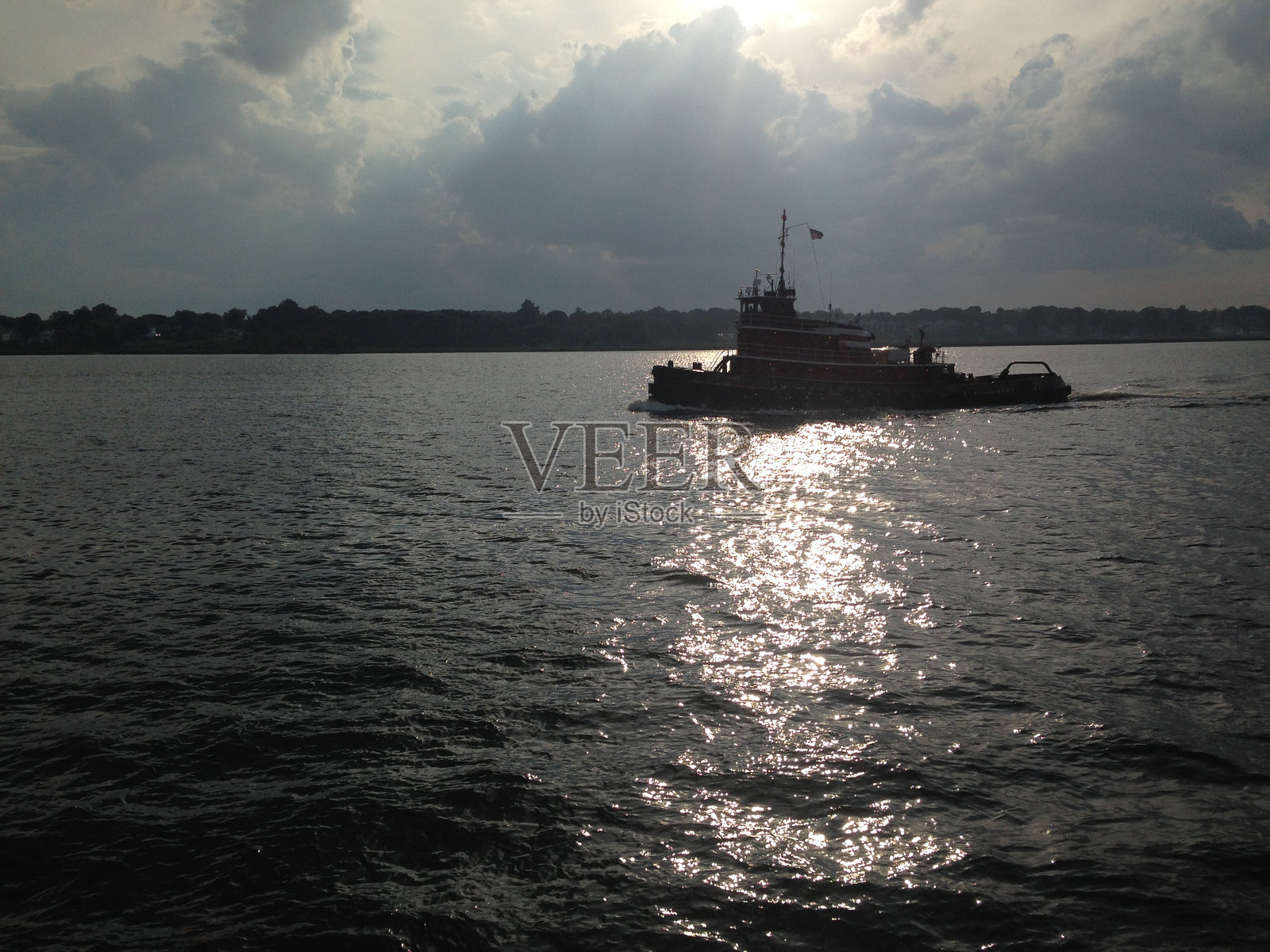 拖船驶离马萨诸塞海岸照片摄影图片