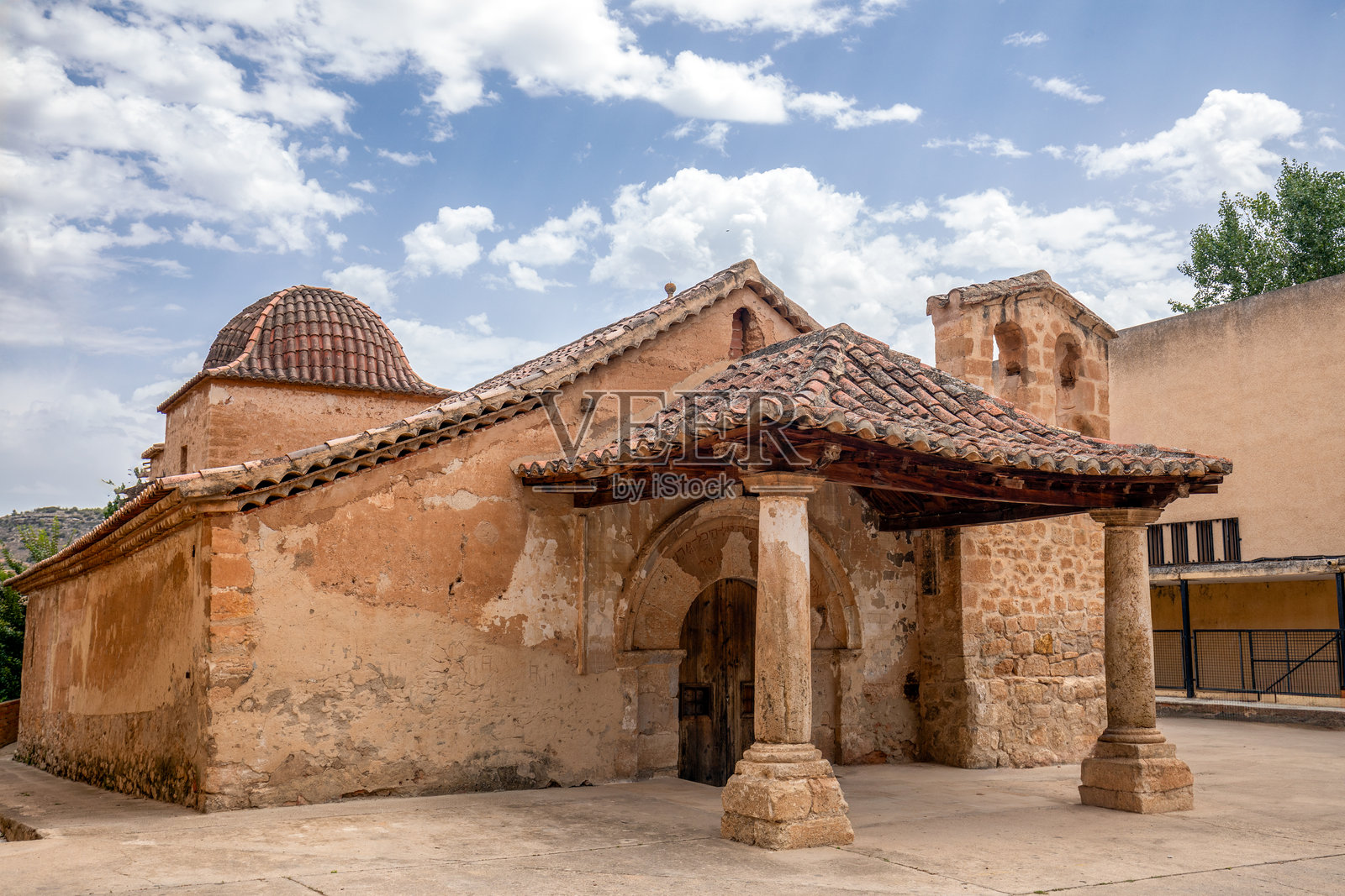 位于阿德穆兹的韦尔塔圣母修道院,13世纪罗马式风格照片摄影图片