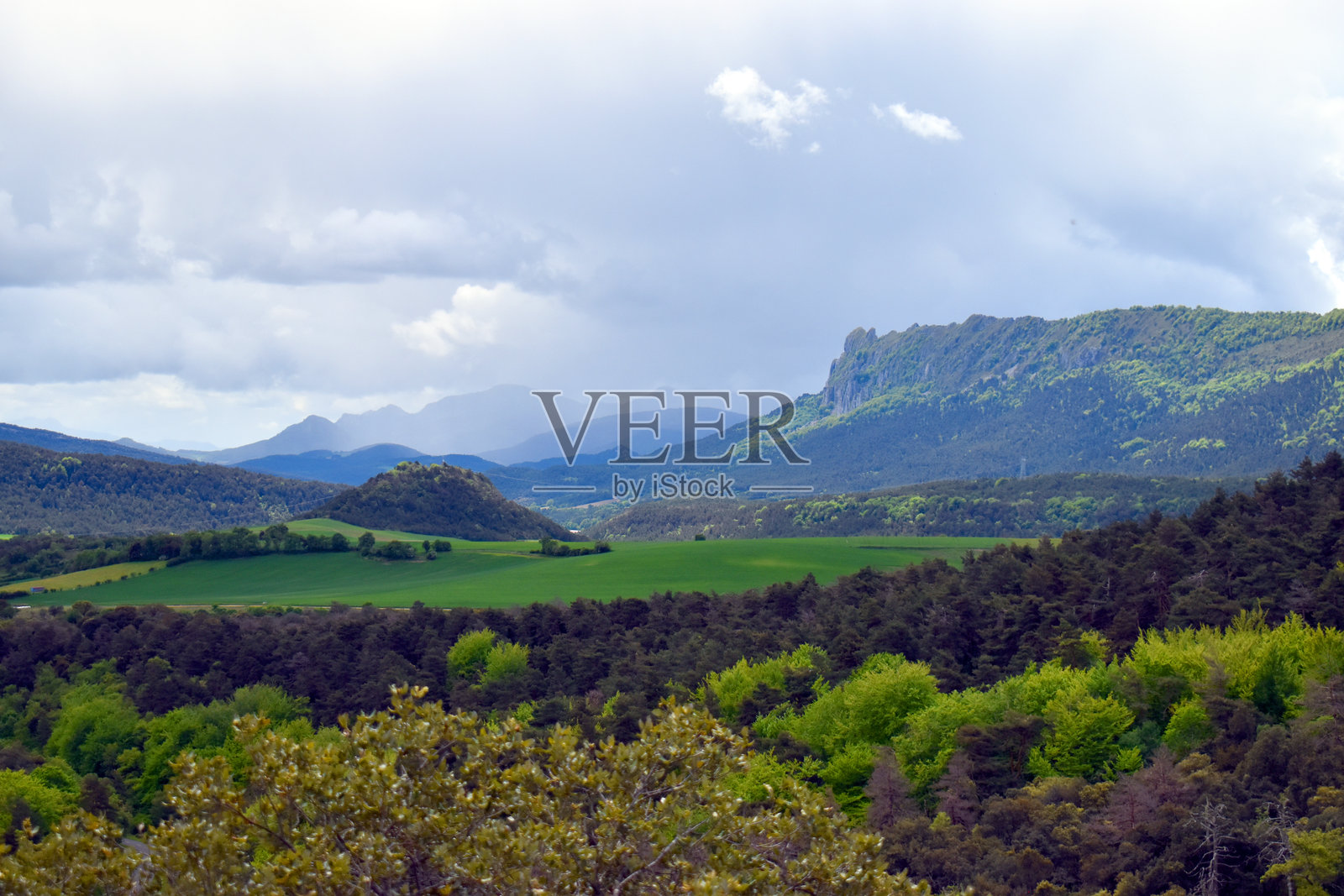 Valdegovía多云的天空和春天的森林景观照片摄影图片