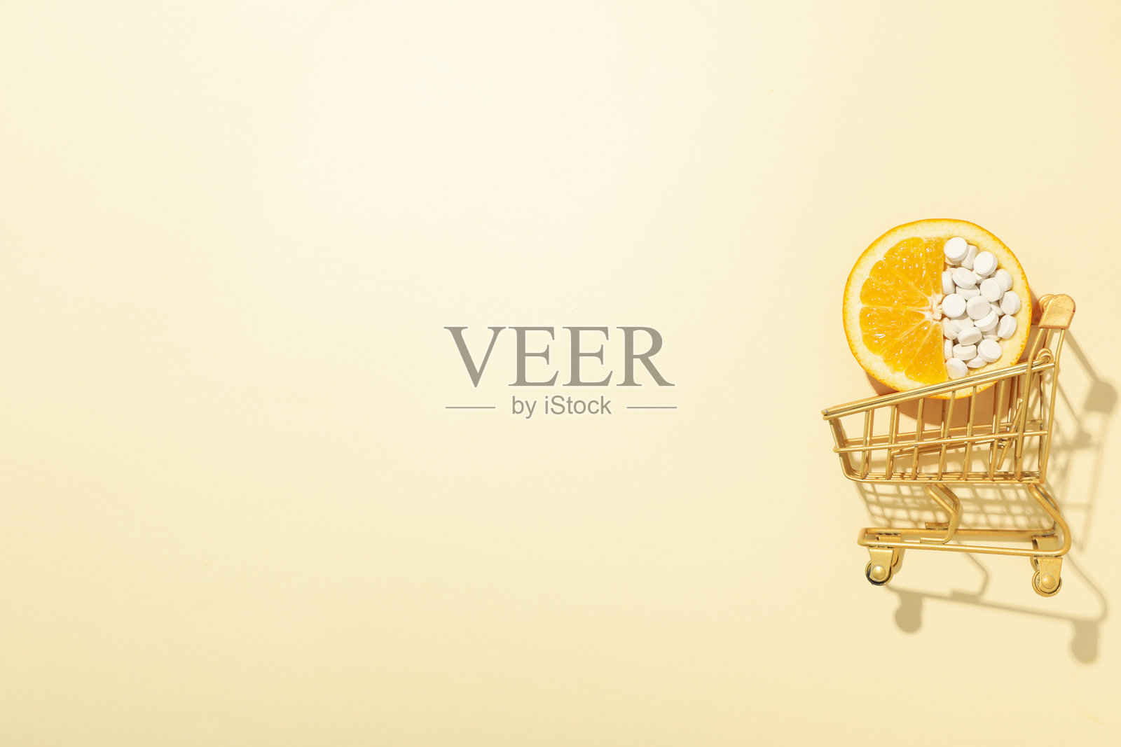 维生素C以片剂的形式装在瓶子里。照片摄影图片