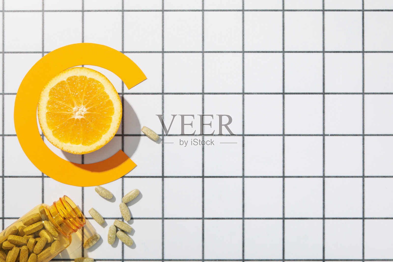 生物补充维生素C,在浅色背景片。照片摄影图片