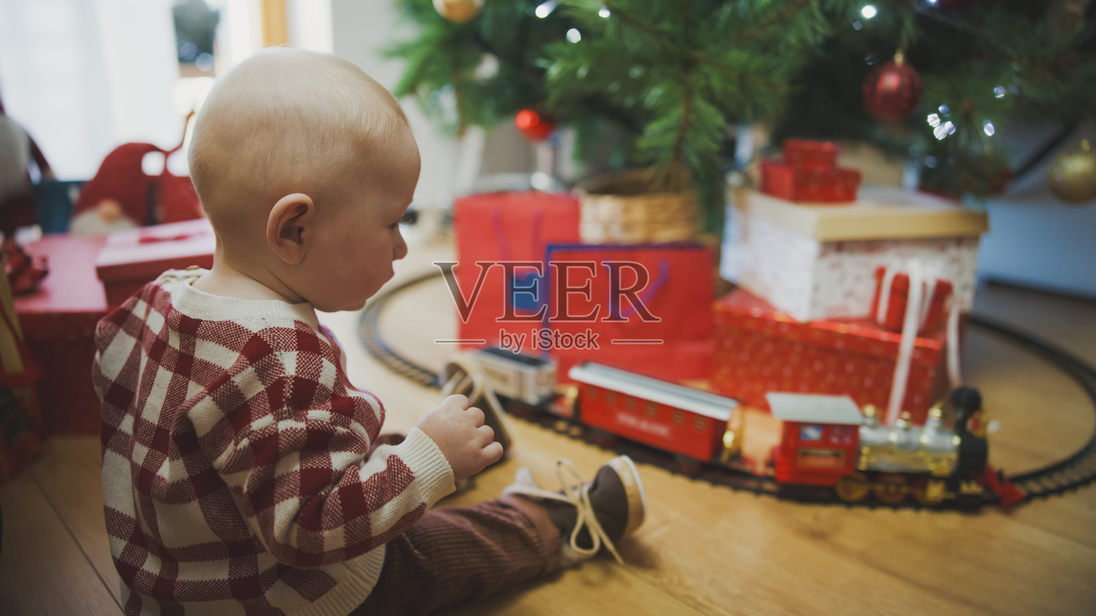 好奇的婴儿观看假日火车照片摄影图片