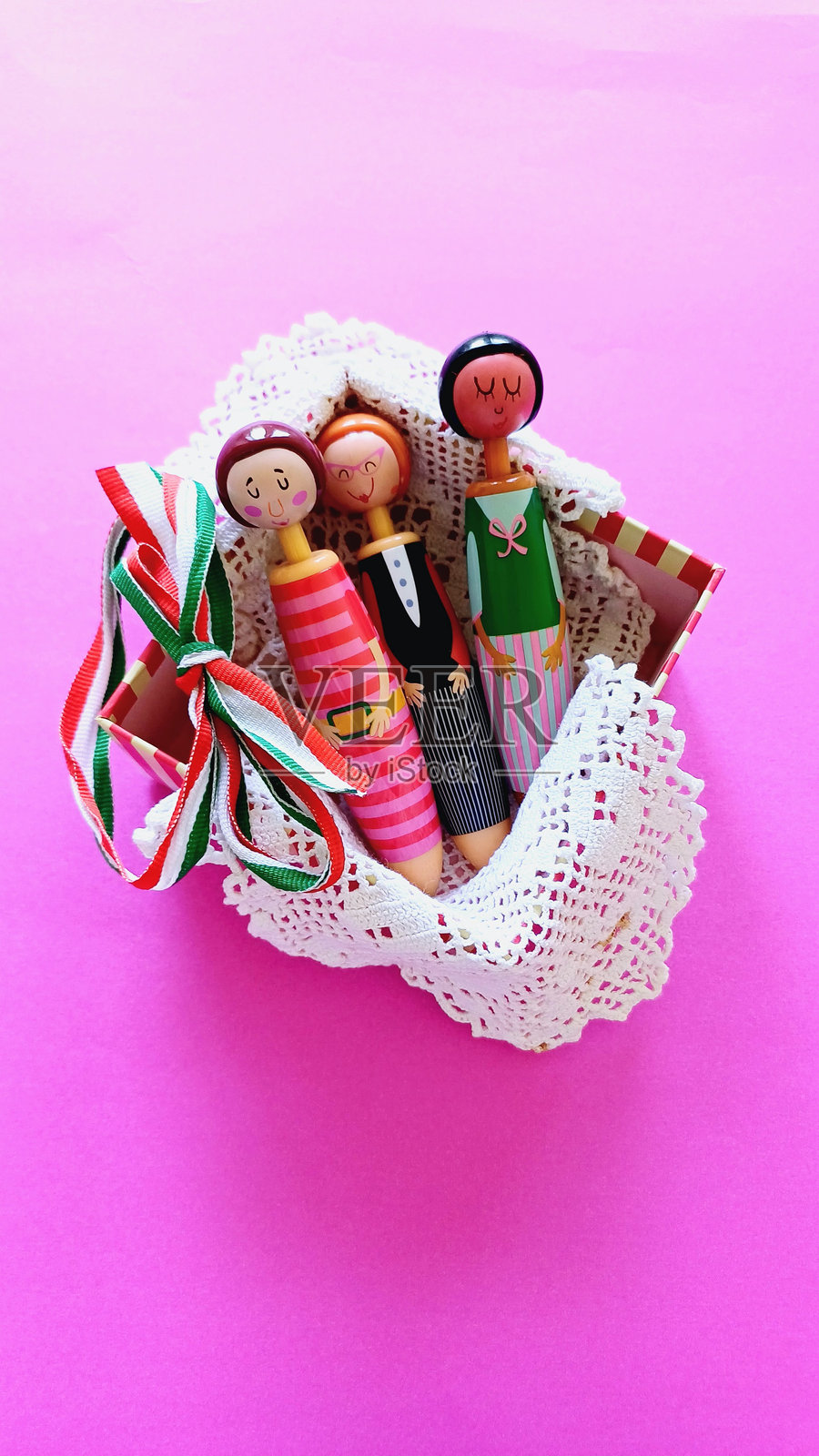 铅笔与女性人物在粉红色的背景照片摄影图片