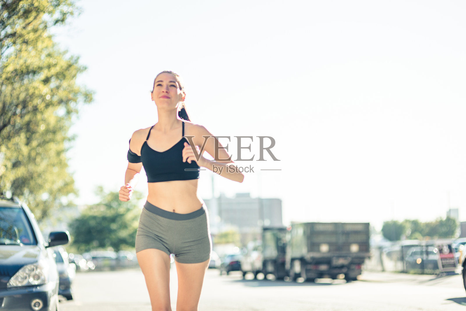街上跑步照片摄影图片