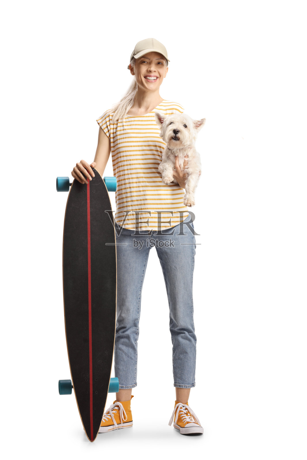 年轻女性手里拿着长板和狗摆姿势照片摄影图片