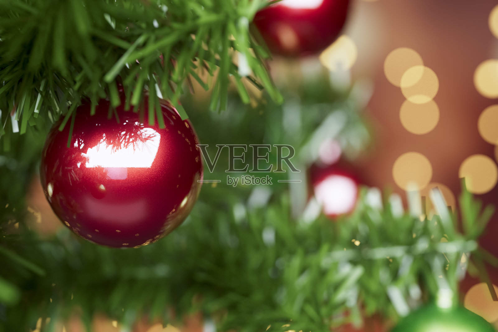 圣诞树和装饰品,散焦灯在背景中照片摄影图片