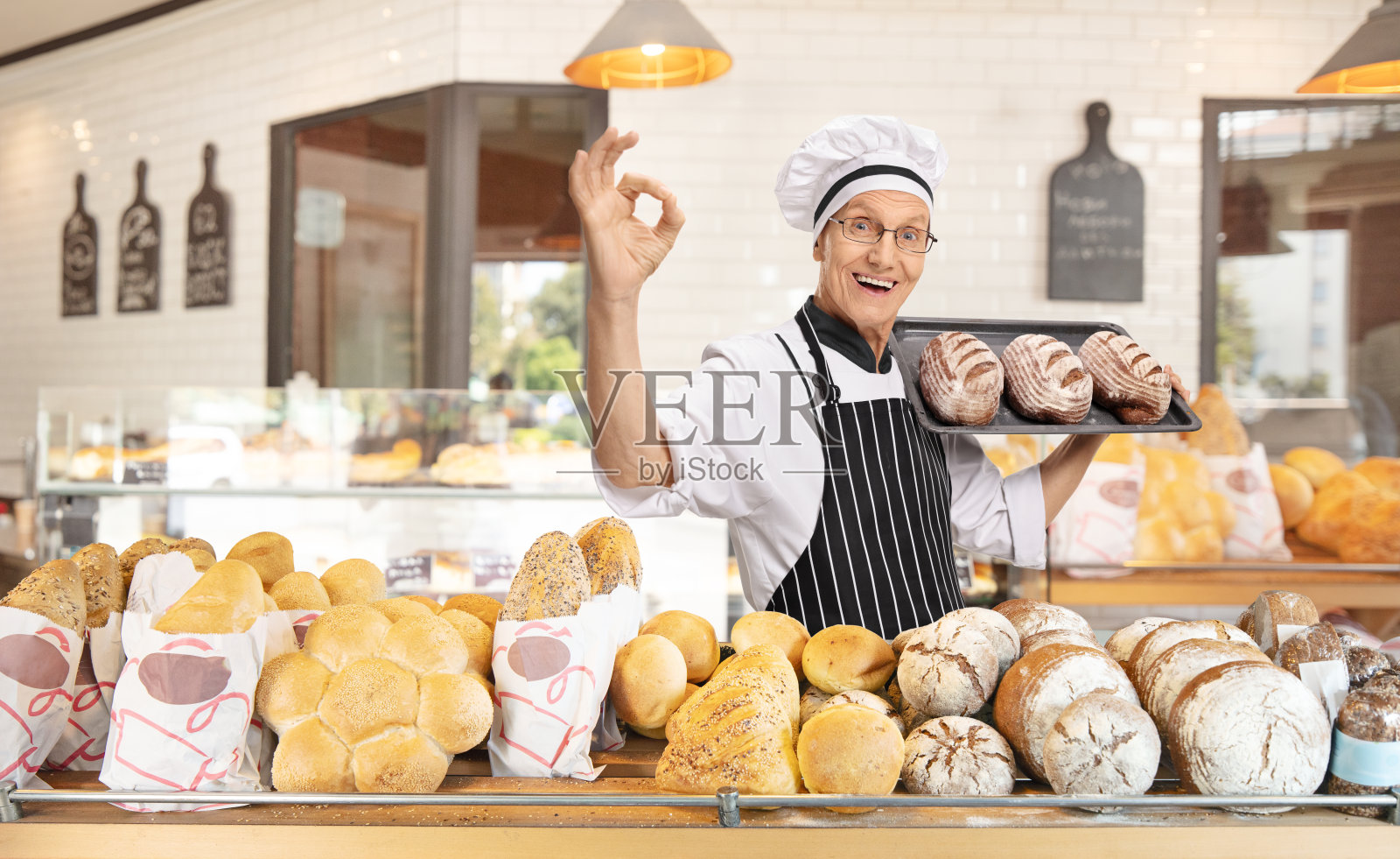 成熟的面包师做面包照片摄影图片