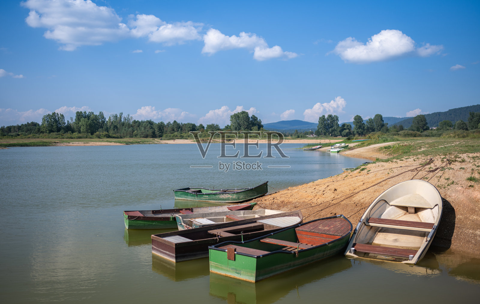 干涸的喀斯特湖泊Cerknica的底部照片摄影图片