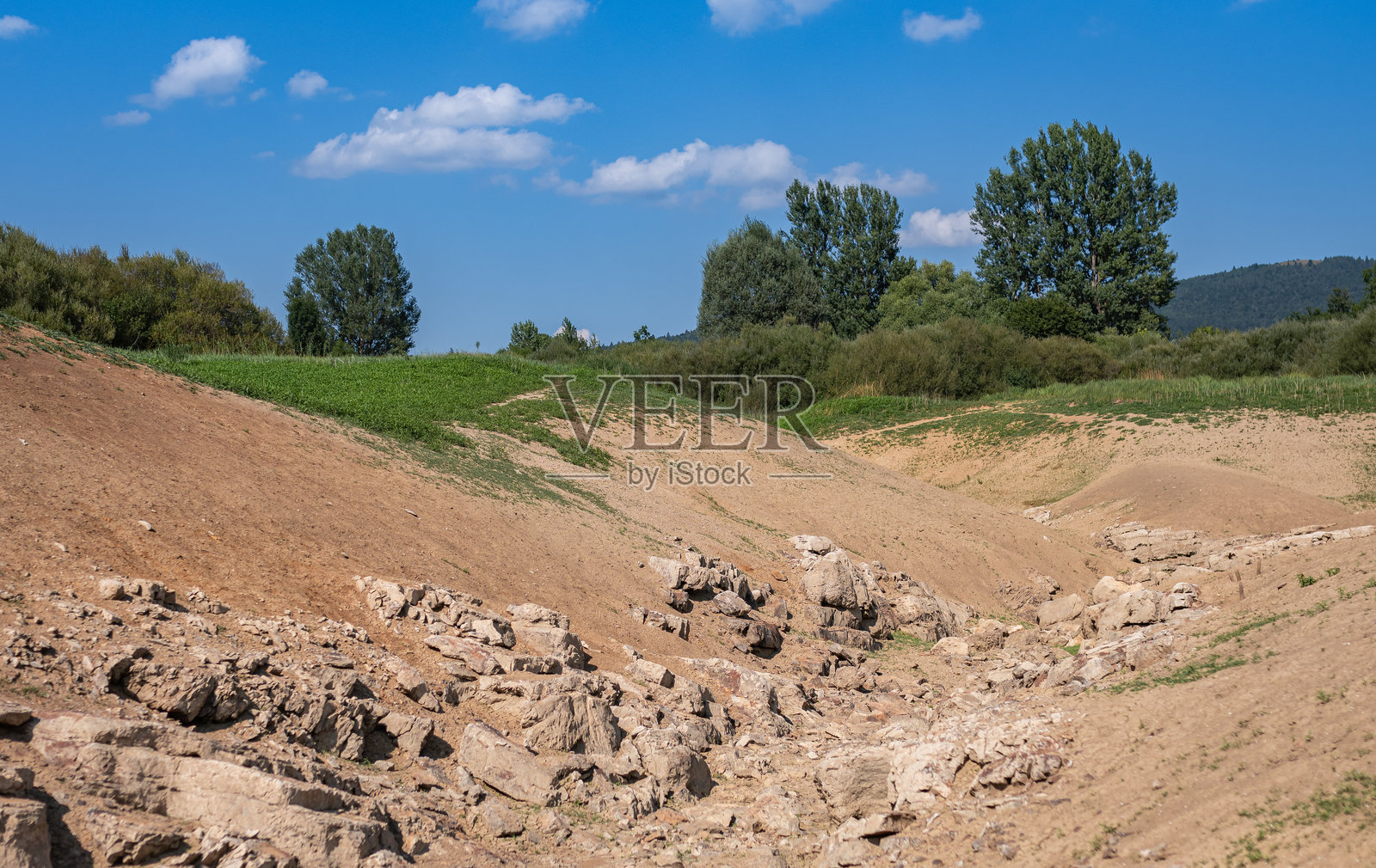干涸的喀斯特湖泊Cerknica的底部照片摄影图片