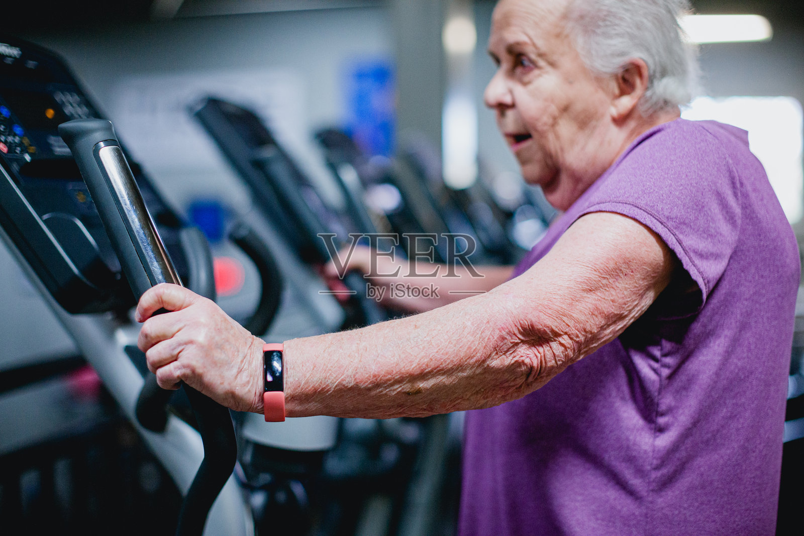 活跃的老年女性在健身房锻炼照片摄影图片