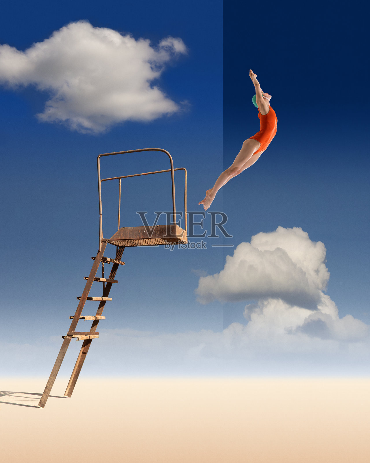 身穿红色泳装、头戴帽子的年轻女子从平台上跳入极简主义的天空。当代艺术拼贴。照片摄影图片