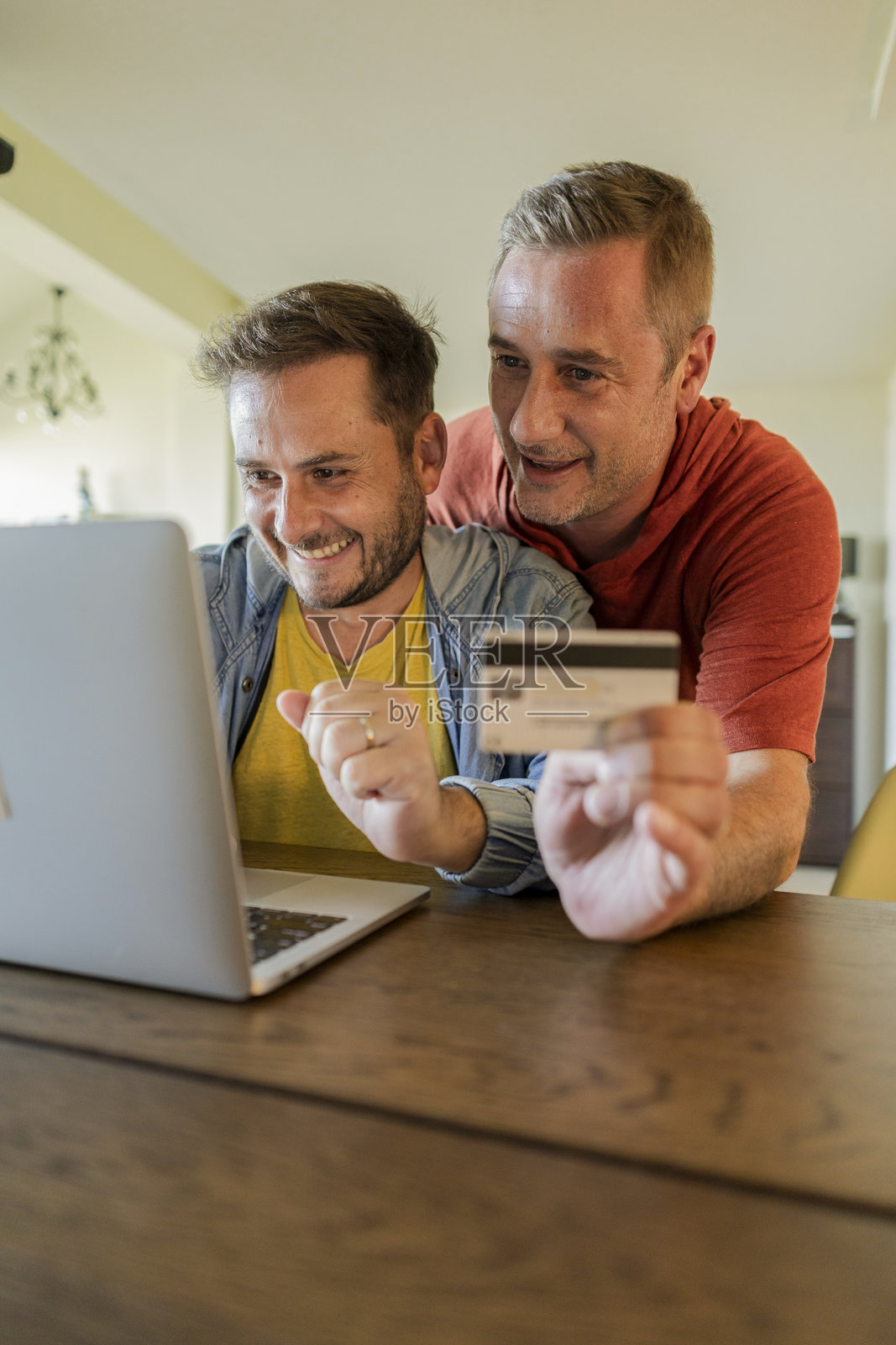 情侣用信用卡和笔记本电脑在线购物照片摄影图片