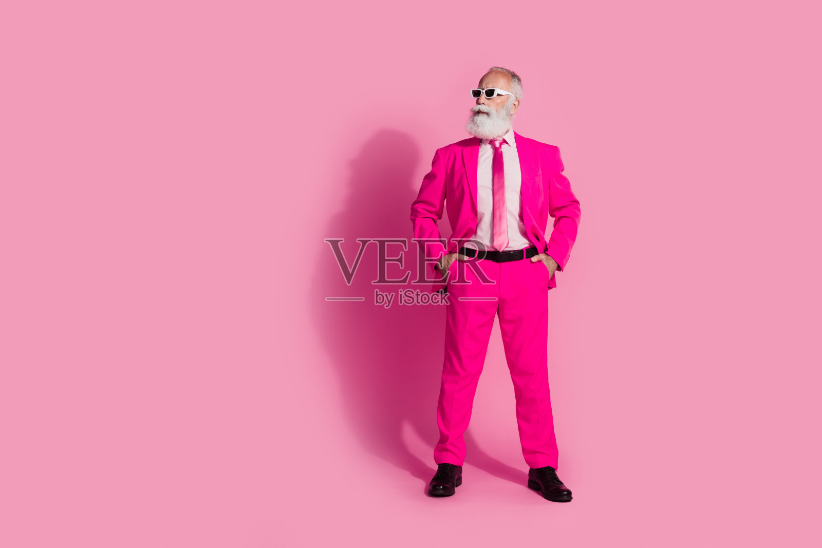 老酷男人绅士男友的全身照片看起来空的空间戴太阳镜时尚的粉红色西装孤立在柔和的背景照片摄影图片