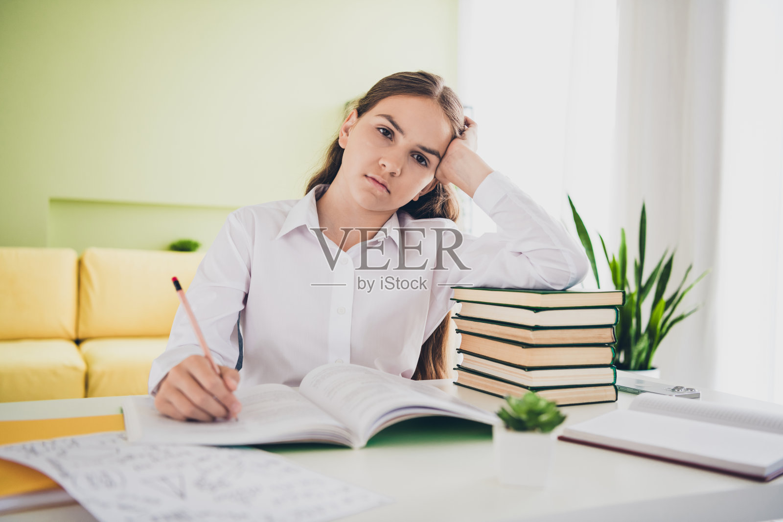 照片肖像十几岁可爱的女儿累了困了压力穿校服远程教育在家上学孤立的室内背景照片摄影图片