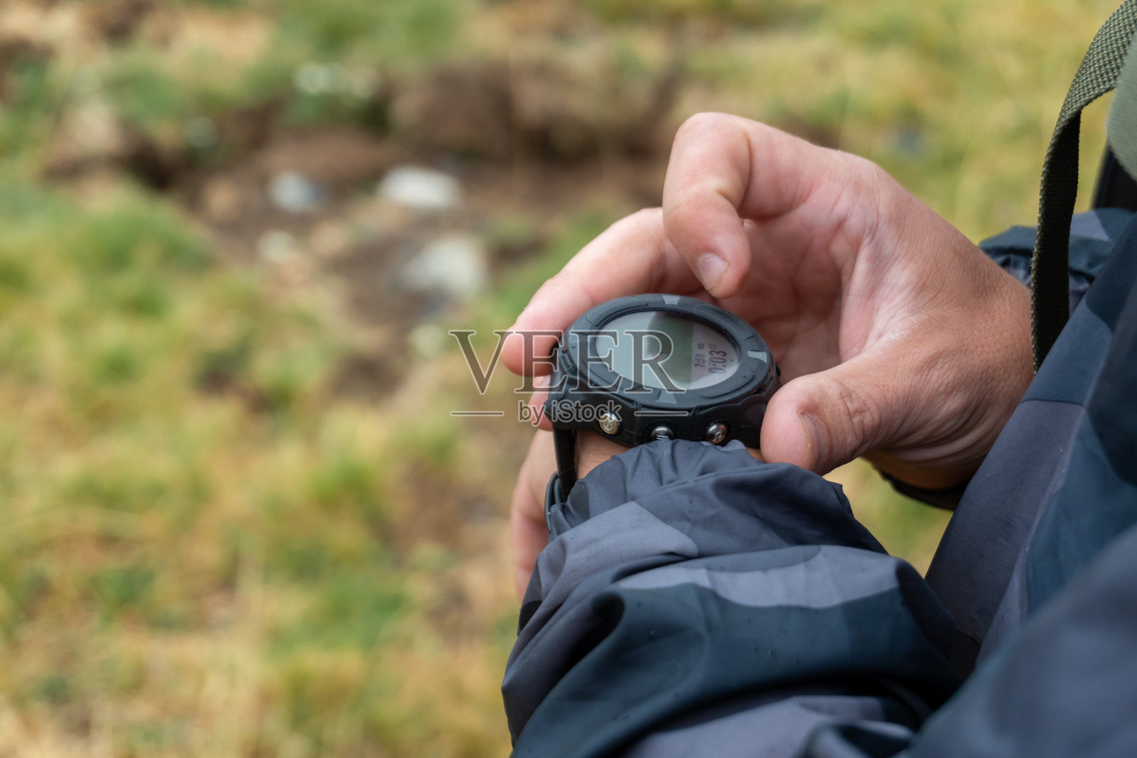 男性在户外使用智能手表。照片摄影图片