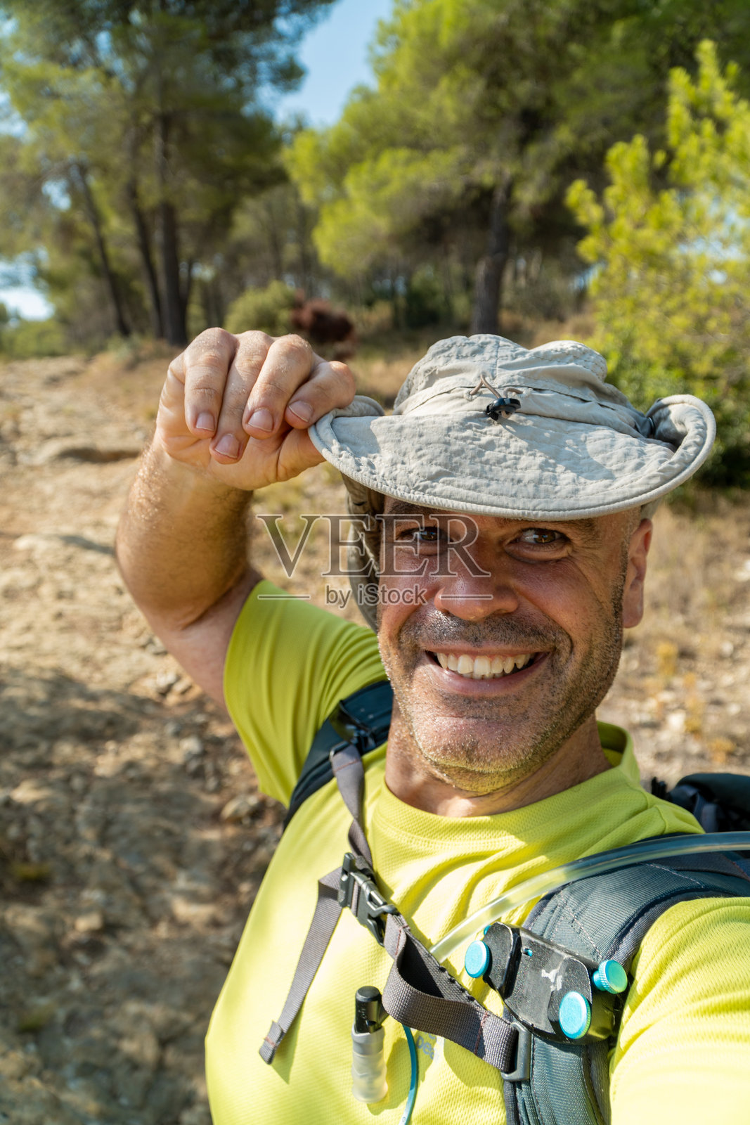 男徒步旅行者在户外看着相机自拍照片摄影图片