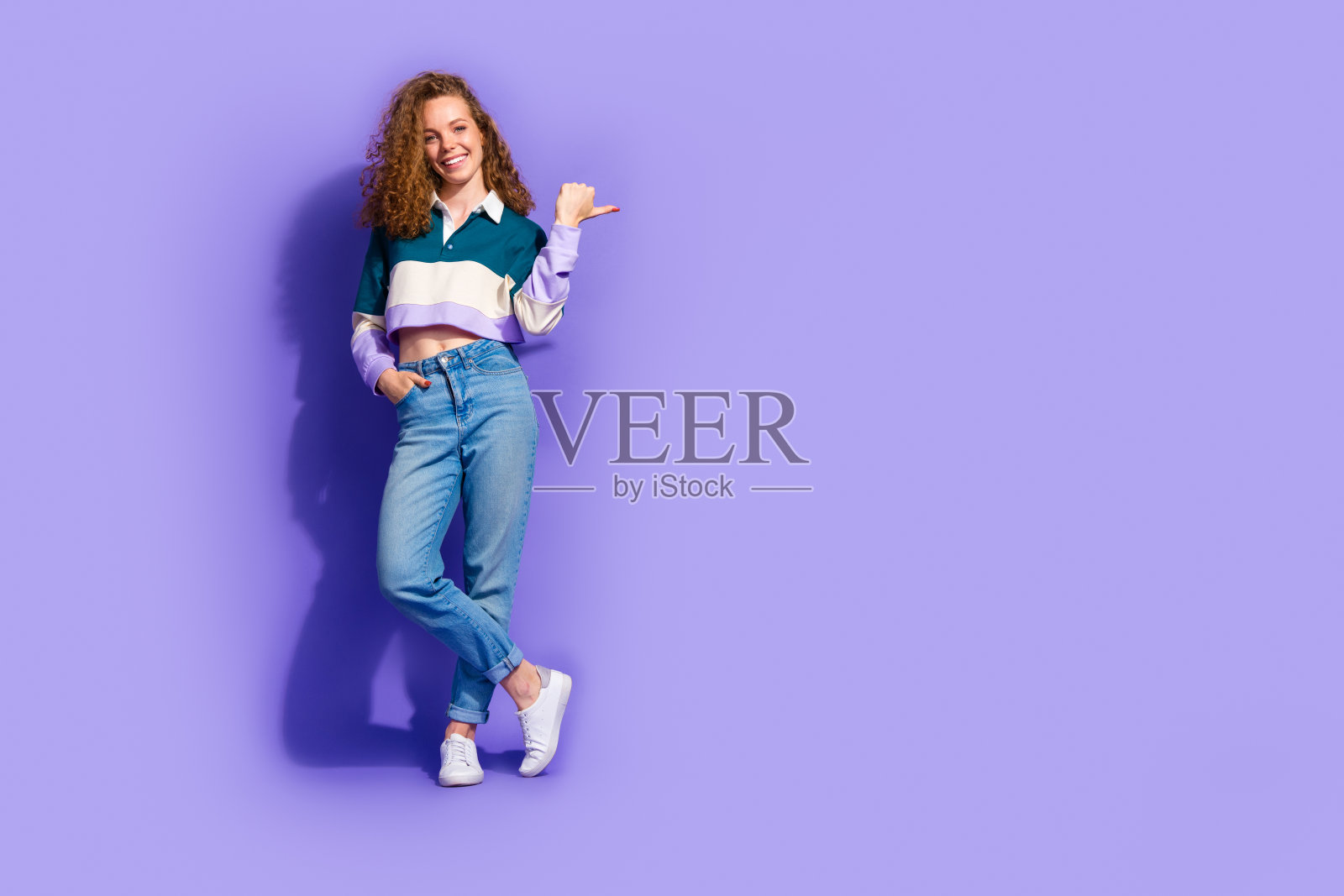 漂亮的年轻女孩的全尺寸照片表明手指空白空间孤立的紫色背景照片摄影图片