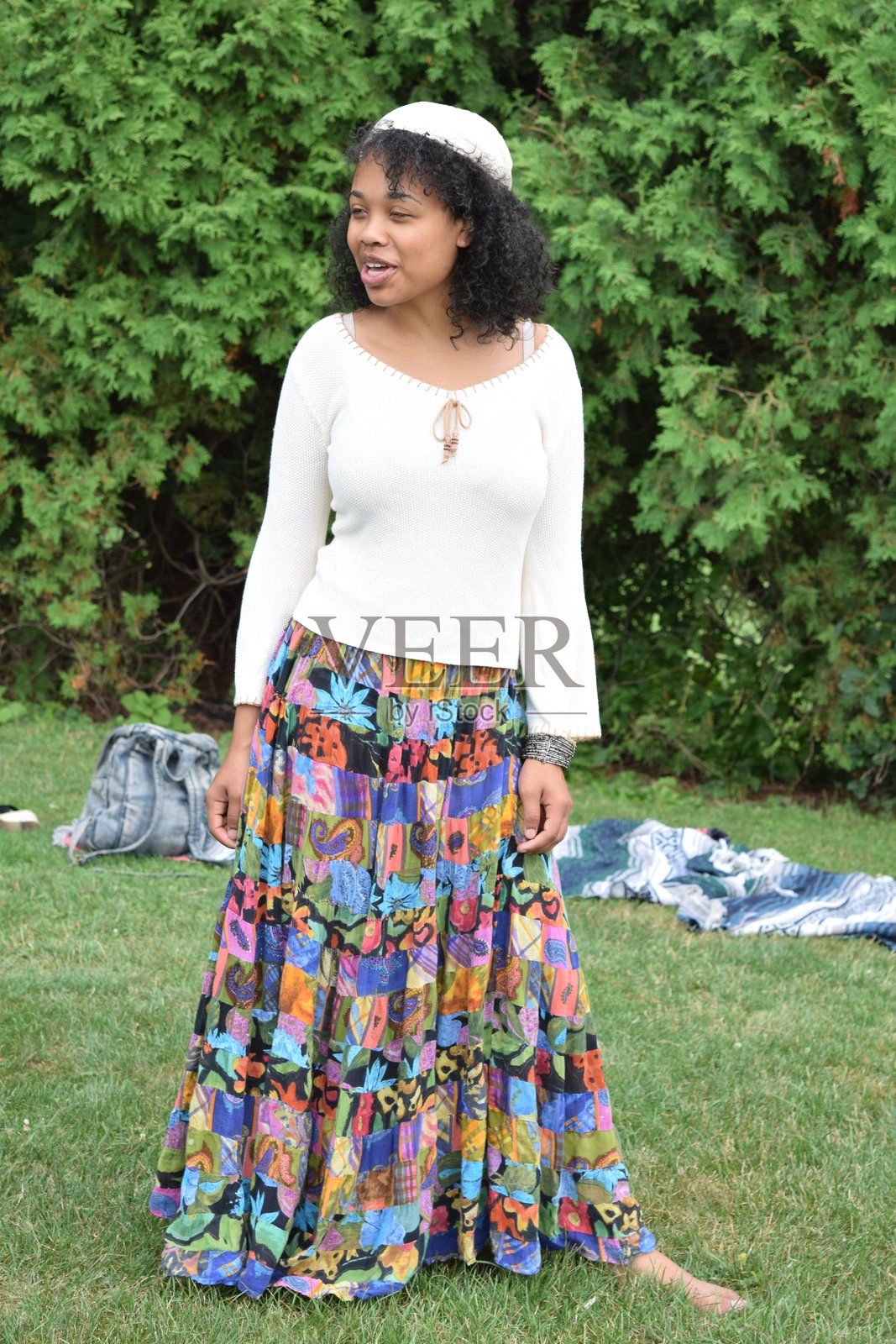 站在草地上倚着树的女人全身照片摄影图片